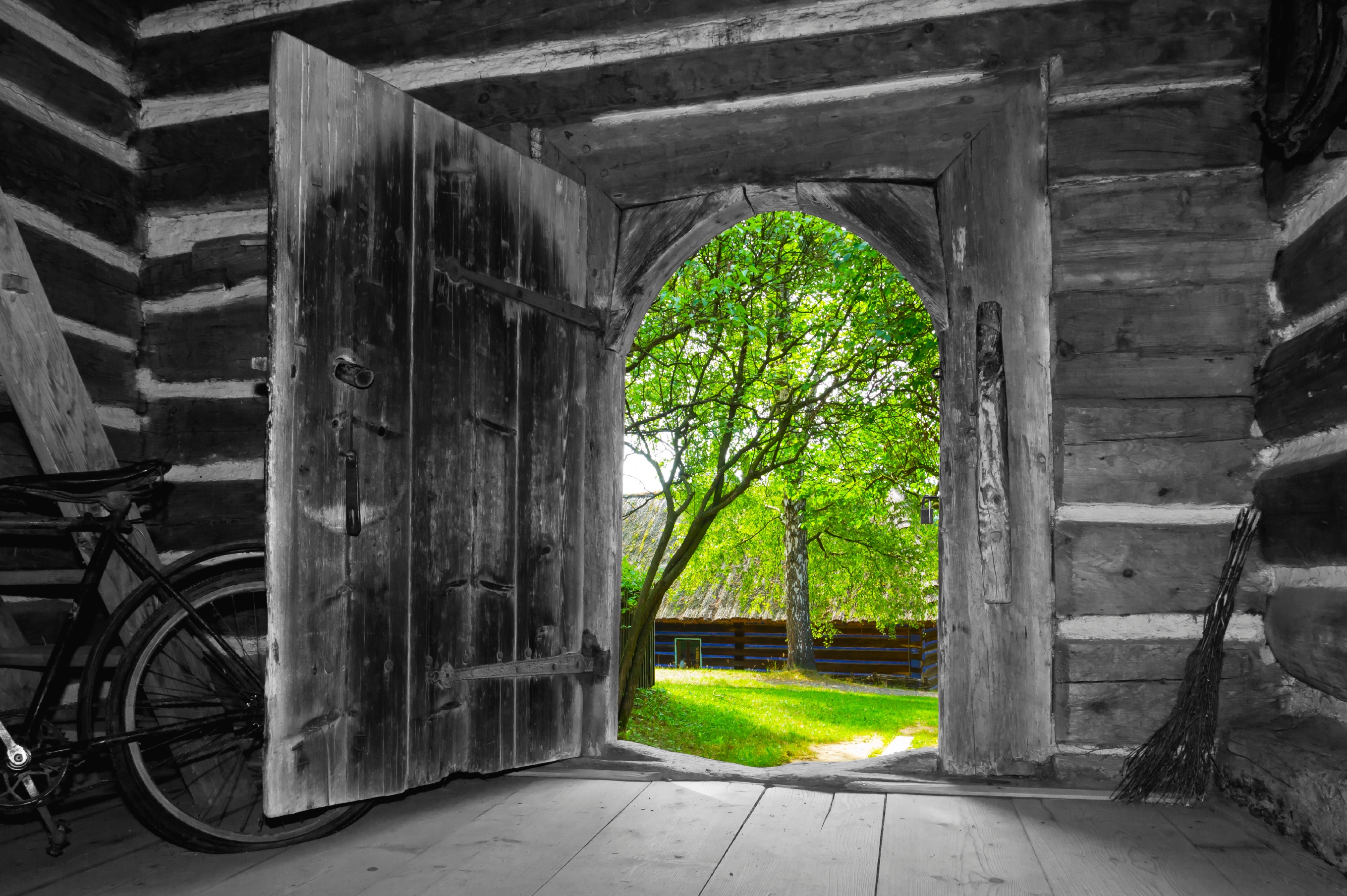 Хата дверей. Дверь в избу. Дверь в деревне. Старая деревянная дверь. Открытая дверь в избу.